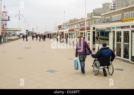 Menschen Fuß entlang der Promenade am Strand von Scheveningen bei einem kalten Februartag. Stockfoto