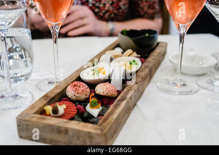 Einleitende Verkoster Emperor Küche Michelin-Sternen ausgezeichneten Restaurant. Stockfoto