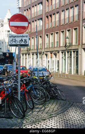 Kein Eintrag außer Fahrräder und Motorräder Schild an einer niederländischen Straße, Niederlande Stockfoto