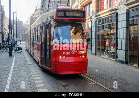 Rote Straßenbahn in Den Haag, den Haag. Stockfoto