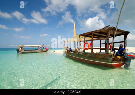 Hölzerne Boote festmachen an einer Sandbank vor Sansibar-Küste Stockfoto