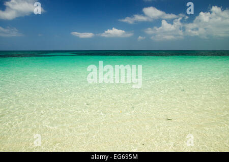 Atemberaubende Aussicht auf den Indischen Ozean vor der Küste von Sansibar Stockfoto