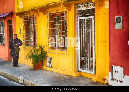 Cartagena, Kolumbien - 23. Februar 2014 - geht ein Policman auf eine bunte Straße in Cartagena. Stockfoto