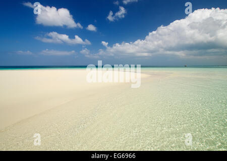 Atemberaubende Aussicht auf den Indischen Ozean vor der Küste von Sansibar Stockfoto