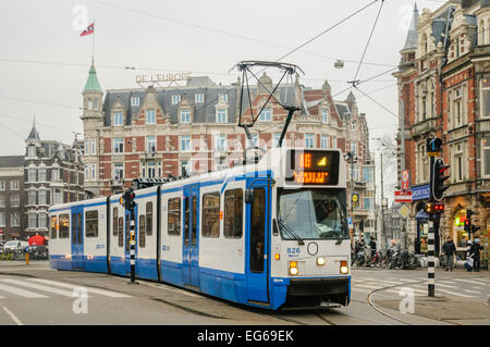 Straßenbahn fährt entlang einer Straße in Amsterdam Stockfoto