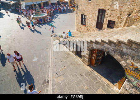 Rhodos, Griechenland - 23.Juni: Unidentified Touristen zu Fuß in die Altstadt von Rhodos am 23. Juni 2008. Stockfoto