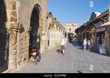 Rhodos, Griechenland - 23.Juni: Unidentified Touristen zu Fuß in die Altstadt von Rhodos am 23. Juni 2008. Stockfoto