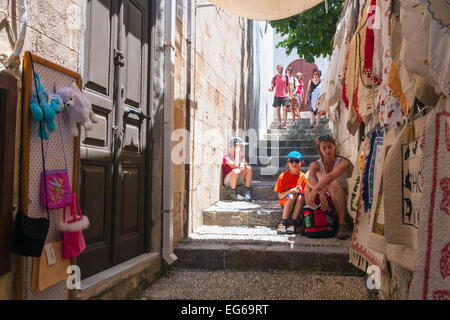 Rhodos, Griechenland - 23.Juni: Unidentified Touristen zu Fuß in die Altstadt von Rhodos am 23. Juni 2008. Stockfoto