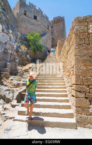 Rhodos, Griechenland - 23.Juni: Unidentified Touristen zu Fuß in die Altstadt von Rhodos am 23. Juni 2008. Stockfoto