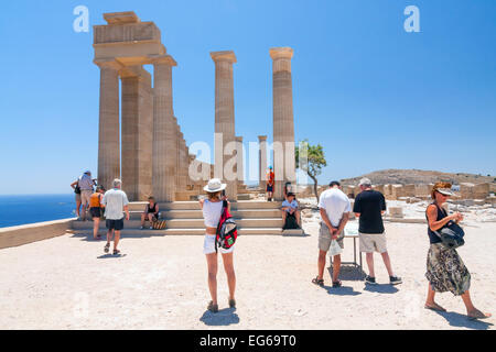 Rhodos, Griechenland - 23.Juni: Unidentified Touristen zu Fuß in die Altstadt von Rhodos am 23. Juni 2008. Stockfoto