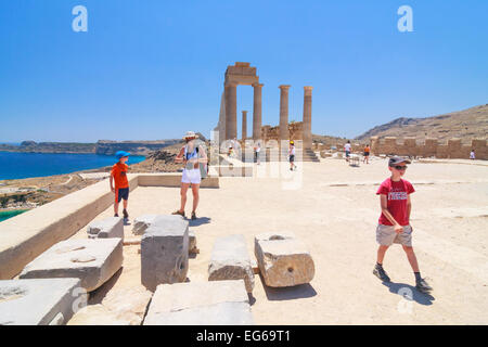 Rhodos, Griechenland - 23.Juni: Unidentified Touristen zu Fuß in die Altstadt von Rhodos am 23. Juni 2008. Stockfoto