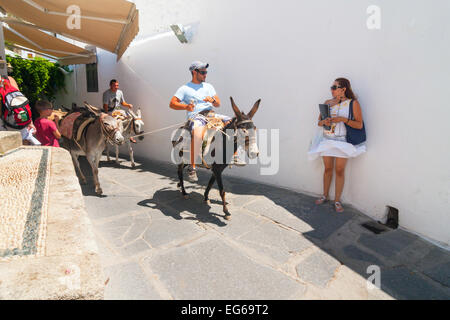 Rhodos, Griechenland - 23.Juni: Unidentified Touristen zu Fuß in die Altstadt von Rhodos am 23. Juni 2008. Stockfoto