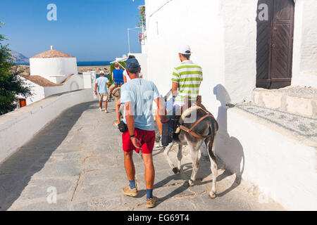 Rhodos, Griechenland - 23.Juni: Unidentified Touristen zu Fuß in die Altstadt von Rhodos am 23. Juni 2008. Stockfoto