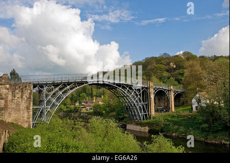 Ersten Eisenbrücke in der Welt von Abraham Darby III erbaute und überquerte den Fluss Severn bei Ironbridge Shropshire England UK Stockfoto