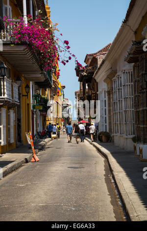 Cartagena, Kolumbien - 23. Februar 2014 - Touristen und einheimische Fuß durch die Bild perfekte Straßen von Cartagena. Stockfoto