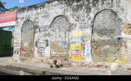 Cartagena, Kolumbien - 23. Februar 2014 - schöne Streetart deckt die Wände der bunten Straßen von Cartagena Getsemani Stockfoto