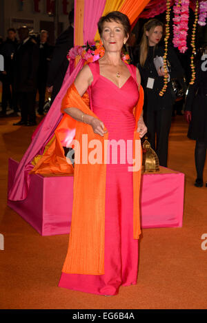 London, UK. 17. Februar 2015. Celia Imrie besucht der The Royal Film Performance: die Weltpremiere von The Second Best Exotic Marigold Hotel am 17.02.2015 im ODEON Leicester Square, London. Bildnachweis: Julie Edwards/Alamy Live-Nachrichten Stockfoto