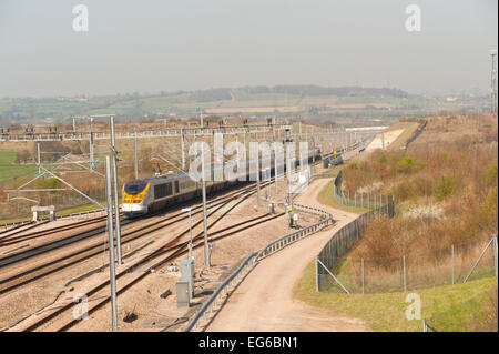 Küste gebunden Eurostar an der hohen Geschwindigkeit Bahnlinie in Gravesend, Kent. Stockfoto