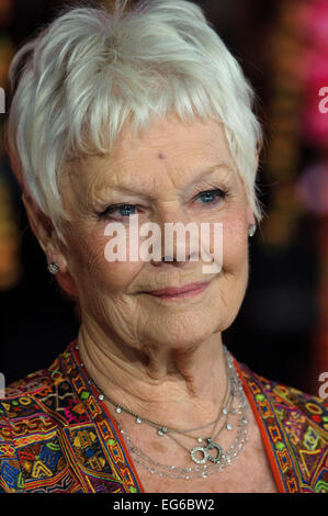 London, UK. 17. Februar 2015. Dame Judi Dench besucht der The Royal Film Performance: die Weltpremiere von The Second Best Exotic Marigold Hotel am 17.02.2015 im ODEON Leicester Square, London. Bildnachweis: Julie Edwards/Alamy Live-Nachrichten Stockfoto