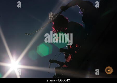 New Orleans, Louisiana, USA. 15. Februar 2015. Einheimische und Touristen genießen Karneval Paraden und Feierlichkeiten. © Sandra Dahdah/ZUMA Wire/ZUMAPRESS.com/Alamy Live-Nachrichten Stockfoto