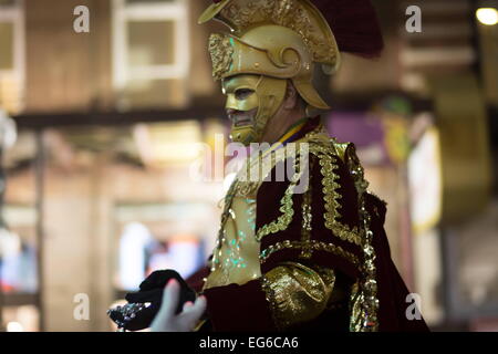 New Orleans, Louisiana, USA. 15. Februar 2015. Einheimische und Touristen genießen Karneval Paraden und Feierlichkeiten. © Sandra Dahdah/ZUMA Wire/ZUMAPRESS.com/Alamy Live-Nachrichten Stockfoto