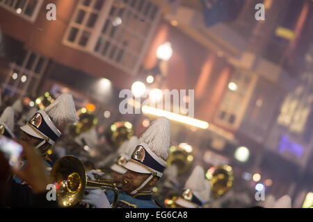 New Orleans, Louisiana, USA. 15. Februar 2015. Einheimische und Touristen genießen Karneval Paraden und Feierlichkeiten. © Sandra Dahdah/ZUMA Wire/ZUMAPRESS.com/Alamy Live-Nachrichten Stockfoto