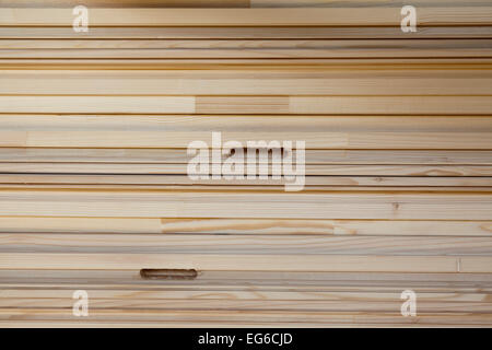 Reihe von komplexen Holzbohlen gespeichert für die installation Stockfoto