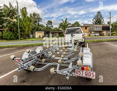 Leere Bootstrailer im Parkhaus geparkt. Stockfoto