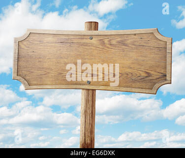 Holz Schild am Himmelshintergrund Stockfoto