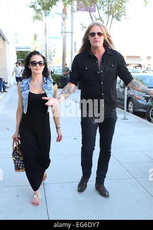 Sebastian Bach entdeckt mit seiner neuen Freundin auf einem Spaziergang mit Beverly Hills: Sebastian Bach wo: Los Angeles, California, Vereinigte Staaten von Amerika bei: 15. August 2014 Stockfoto