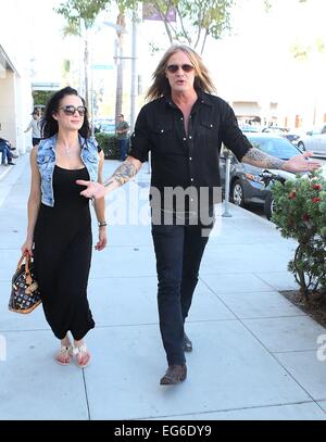 Sebastian Bach entdeckt mit seiner neuen Freundin auf einem Spaziergang mit Beverly Hills: Sebastian Bach wo: Los Angeles, California, Vereinigte Staaten von Amerika bei: 15. August 2014 Stockfoto