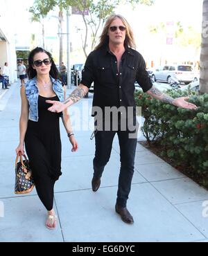 Sebastian Bach entdeckt mit seiner neuen Freundin auf einem Spaziergang mit Beverly Hills: Sebastian Bach wo: Los Angeles, California, Vereinigte Staaten von Amerika bei: 15. August 2014 Stockfoto