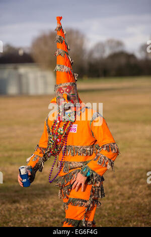 Ein Zecher trägt traditionelle Cajun Karneval Masken und Kostüme während der Courir de Mardi Gras Chicken Run auf Fat Dienstag, 17. Februar 2015 in Eunice, Louisiana. Cajun Karneval beinhaltet kostümierte Jecken, die im Wettbewerb um ein live Huhn zu fangen, da sie von Haus zu Haus in der gesamten ländlichen Gemeinschaft bewegen. Stockfoto