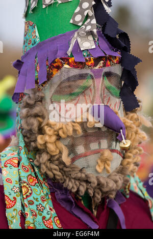 Ein Zecher trägt traditionelle Cajun Karneval Masken und Kostüme während der Courir de Mardi Gras Chicken Run auf Fat Dienstag, 17. Februar 2015 in Eunice, Louisiana. Cajun Karneval beinhaltet kostümierte Jecken, die im Wettbewerb um ein live Huhn zu fangen, da sie von Haus zu Haus in der gesamten ländlichen Gemeinschaft bewegen. Stockfoto