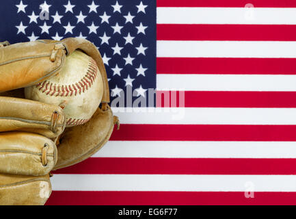 Schließen Sie herauf Bild Leder Mitt und gebrauchte Baseball mit Vereinigte Staaten von Amerika Flagge im Hintergrund. Konzept der baseball Stockfoto