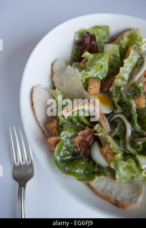 Chicken Caesarsalat mit Wachteln Ei, Speck und Parmesan-Chips. Stockfoto