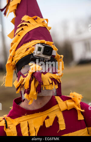 Eine kostümierte Zecher trägt eine GoPro Videokamera am Hut während den Faquetigue Courir de Karneval Chicken Run auf Fat Dienstag, 17. Februar 2015 in Eunice, Louisiana. Der traditionelle Cajun Karneval beinhaltet kostümierte Jecken, die im Wettbewerb um ein live Huhn zu fangen, da sie von Haus zu Haus in der gesamten ländlichen Gemeinschaft bewegen. Stockfoto