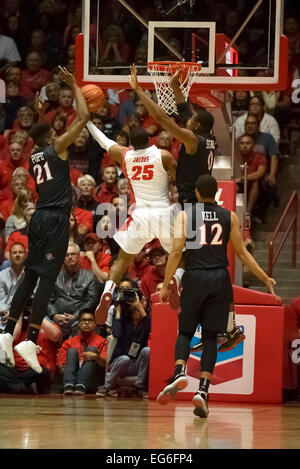 Albuquerque, New Mexico. 17. Februar 2015. New Mexico Lobos bewachen Tim Jacobs (25) Laufwerke in den Korb in der zweiten, den Hälfte eines NCAA Basketball zwischen San Diego State Aztecs und Universität New Mexico Lobos in WisePies Arena aka The Pit in Albuquerque, New Mexico Spiel. Die Azteken besiegte die Lobos 63-46.Credit Image Credit: Lou Novick/Cal Sport Media/Alamy Live News Stockfoto