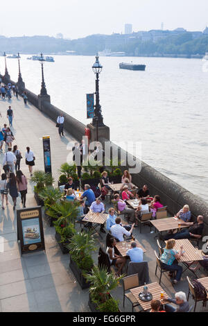 Menschen sitzen vor Doggetts Mantel & Abzeichen Pub an einem warmen Nachmittag auf der Southbank Stockfoto