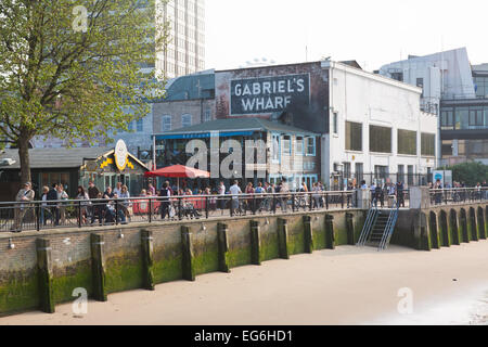 Passanten in der Nähe von Gabriels Wharf am Südufer Stockfoto