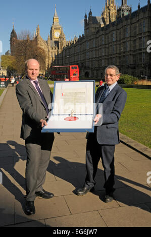 London, UK. 17. Februar 2015. Neue königliche Charter für das Royal College of Veterinary Surgeons gesammelt aus dem House Of Lords Kanzler Gordon Hockey und politische Berater Jeff Gill - Credit: PjrNews/Alamy Live News Stockfoto