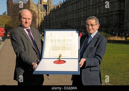 London, UK. 17. Februar 2015. Neue königliche Charter für das Royal College of Veterinary Surgeons gesammelt aus dem House Of Lords Kanzler Gordon Hockey und politische Berater Jeff Gill - Credit: PjrNews/Alamy Live News Stockfoto