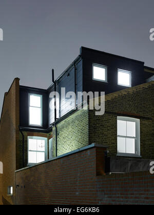 Der Halbmond Wimbledon London Vereinigtes Königreich. Architekt: Carlson-Stenner 2015. Detail-Schuss von Dach-Konvertierung in der Nacht. Stockfoto