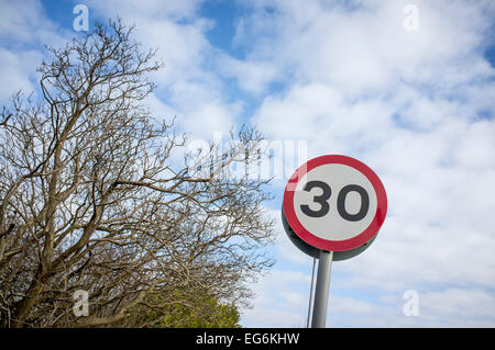Tempolimit Verkehrszeichen mit blauem Himmel und weißen Wolken. Stockfoto