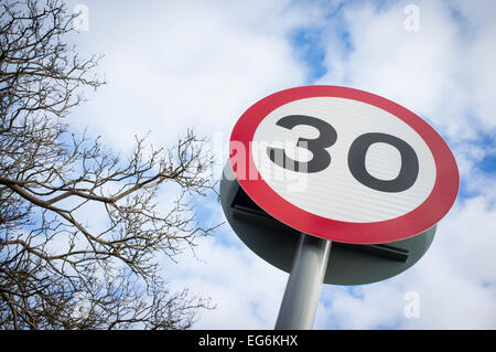 Tempolimit Verkehrszeichen mit blauem Himmel und weißen Wolken. Stockfoto