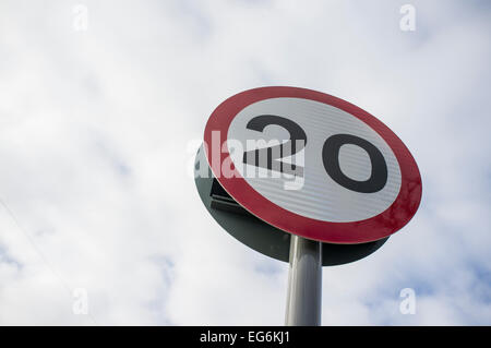 Tempolimit Verkehrszeichen mit blauem Himmel und weißen Wolken. Stockfoto