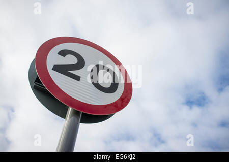 Tempolimit Verkehrszeichen mit blauem Himmel und weißen Wolken. Stockfoto