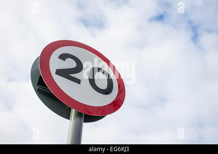 Tempolimit Verkehrszeichen mit blauem Himmel und weißen Wolken. Stockfoto