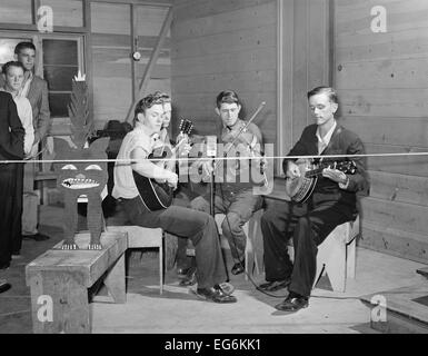 String-Band spielt am Samstagabend Tanz mit einem Kitty für Beiträge, Tulare Migranten Camp. Visalia, Kalifornien, März 1940. Stockfoto