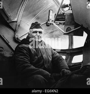 Generalmajor Simon Bolivar Buckner im Cockpit eines Flugzeugs, ca. 1942-45. Er war der höchste Rang U.S. Offizier getötet in Stockfoto